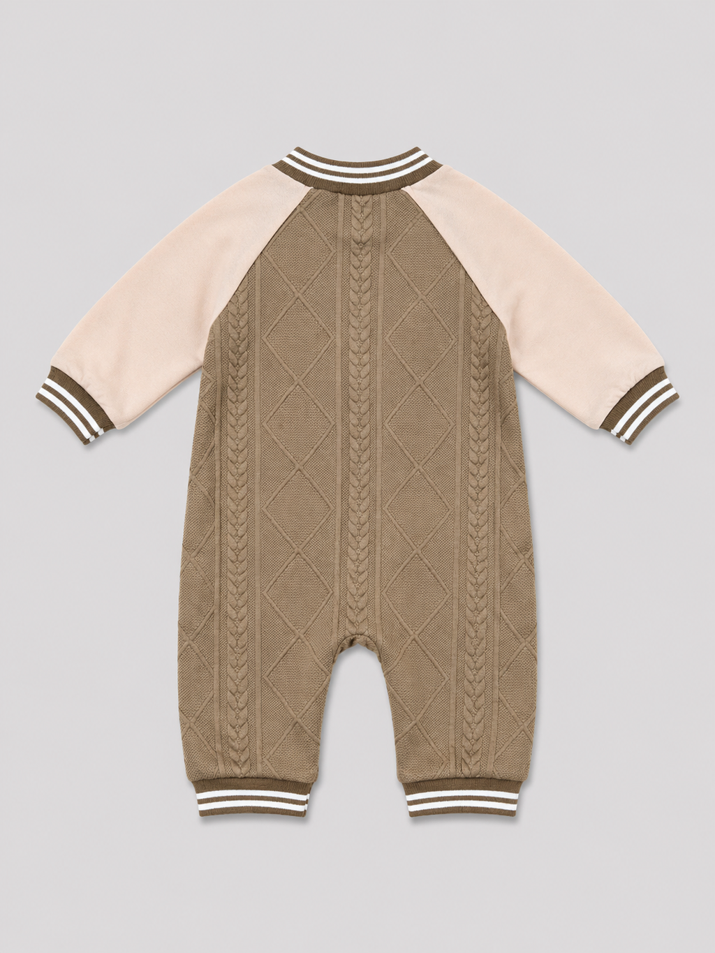 Shop this adorable “Mama’s Boy” baby boy romper featuring a cozy taupe cable knit design, teddy bear detail, cream sleeves, and convenient snap closures. Perfect for everyday wear, photos, or gifting.