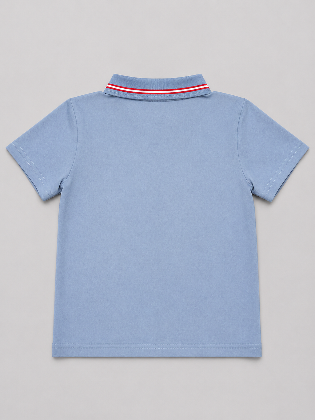 Light blue boys’ polo shirt featuring a classic collar with red and white striped trim. A versatile choice for school, everyday wear, family outings, and casual occasions.