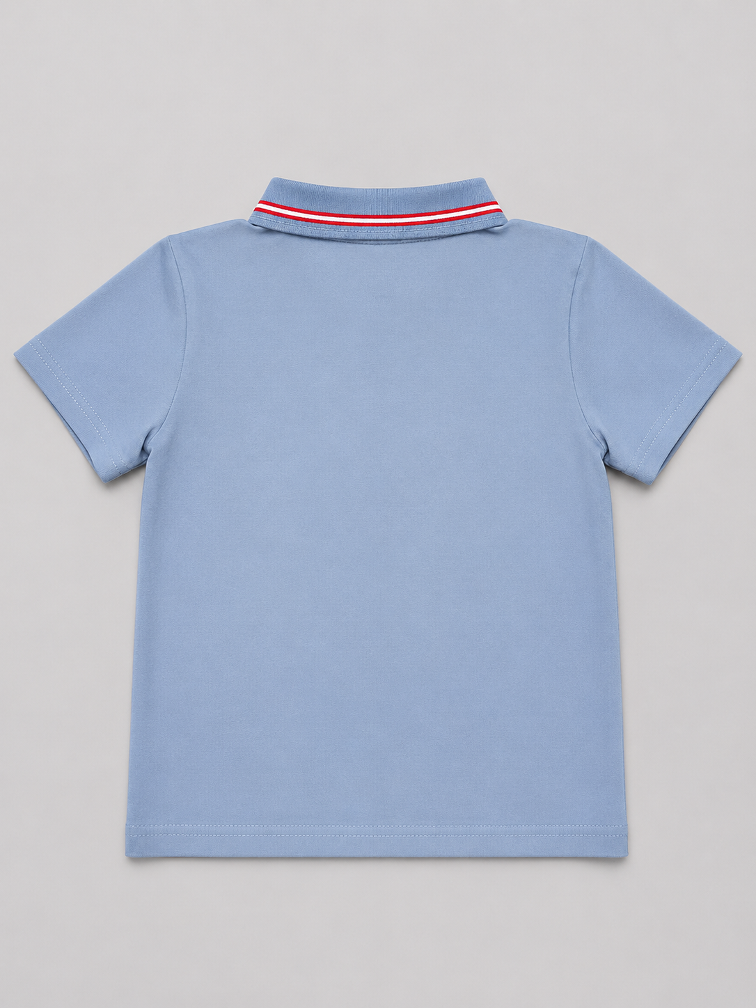 Light blue boys’ polo shirt featuring a classic collar with red and white striped trim. A versatile choice for school, everyday wear, family outings, and casual occasions.