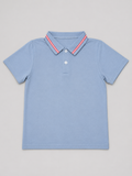 Light blue boys’ polo shirt featuring a classic collar with red and white striped trim. A versatile choice for school, everyday wear, family outings, and casual occasions.